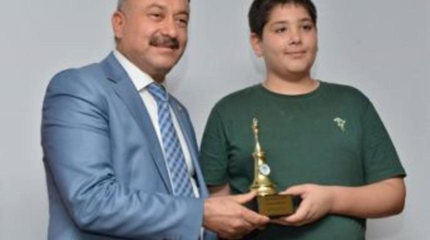 Satrançta Avrupa İkincisi Özenir, Yılın En’leri Ödülünü Aldı