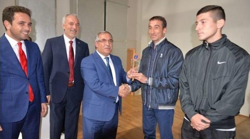 Yılın En Başarılı Sporcularına &Ouml;d&uuml;l