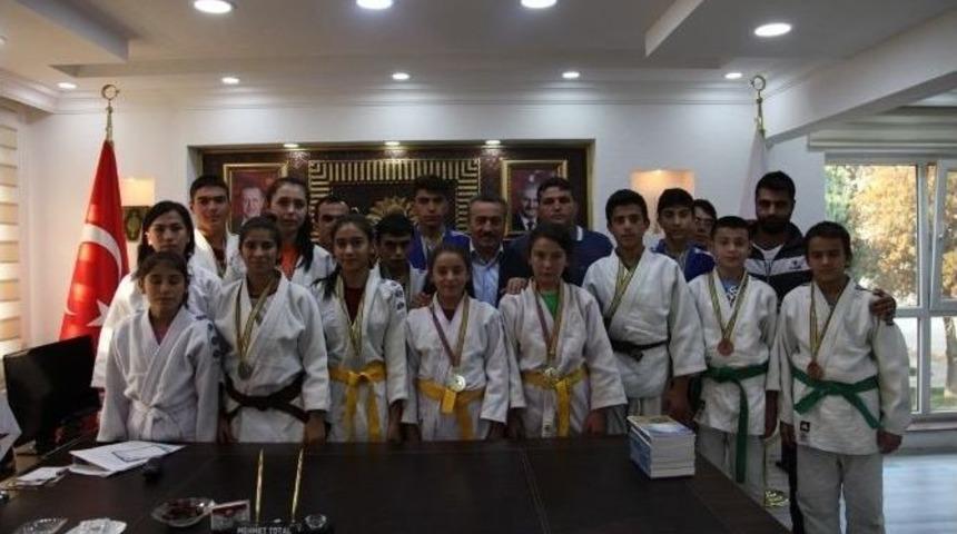 Başkan Tutal&rsquo;dan Dereceye Giren Sporculara Kitap