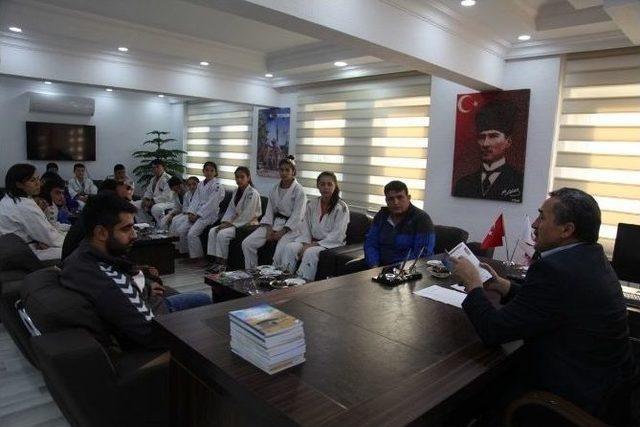 Başkan Tutal&rsquo;dan Dereceye Giren Sporculara Kitap 1