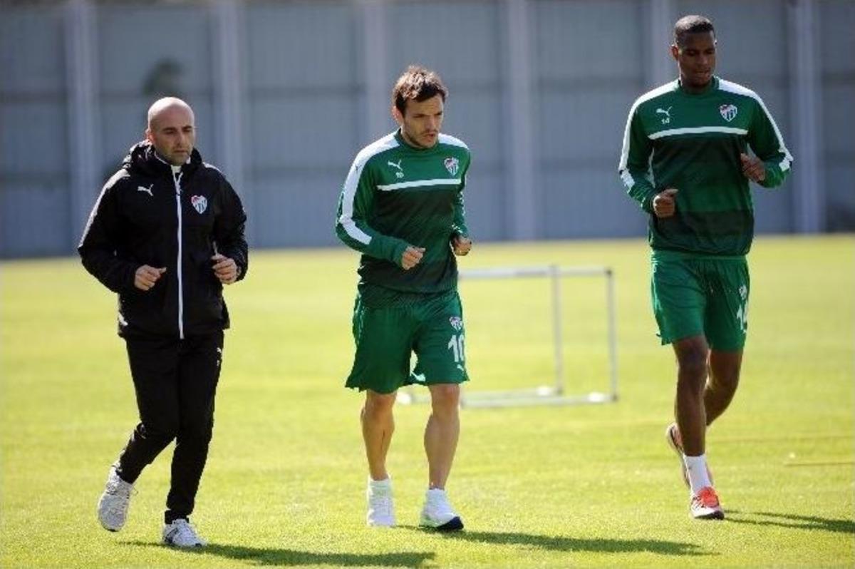 Bursaspor&rsquo;da Batalla Takımdan Ayrı &Ccedil;alıştı