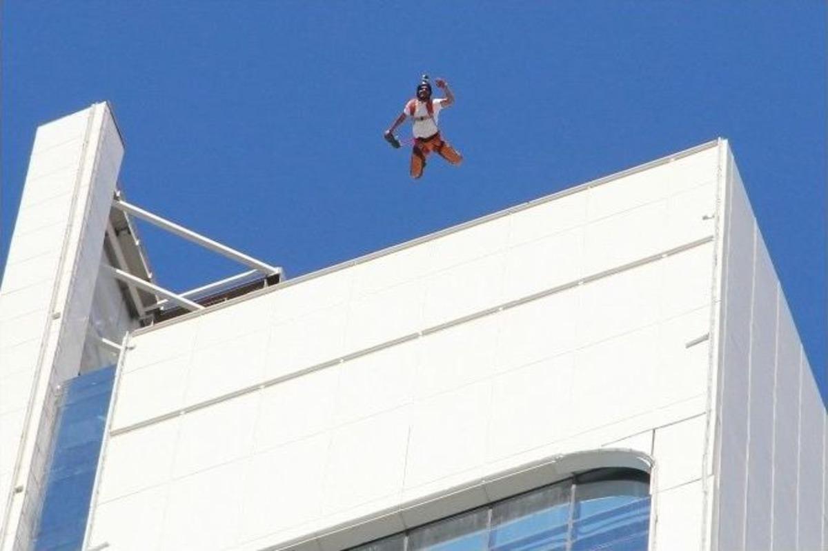 İzmir&rsquo;in G&ouml;beğindeki Kuleden Paraş&uuml;tle Atladı