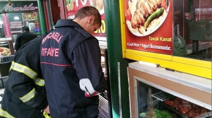 Su Borusuna Giren Kedi, İtfaiyeyi Seferber Etti