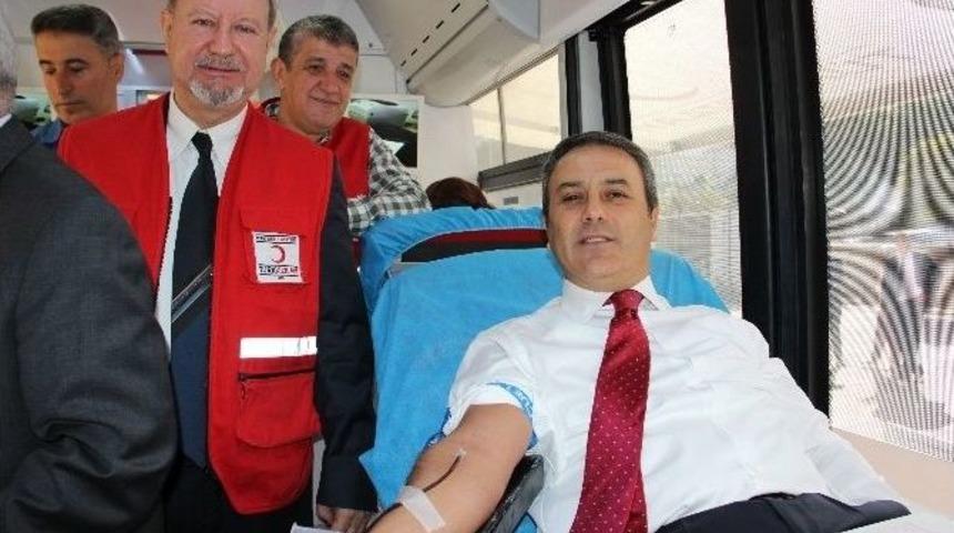 Yoğun Mesailerine Aldırmadan Kan Verdiler