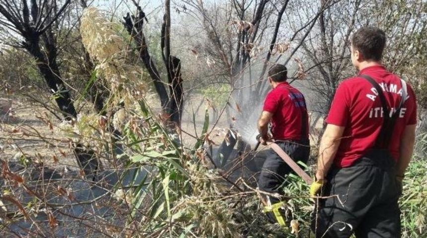 Anız Yangını Bah&ccedil;eye Sı&ccedil;radı
