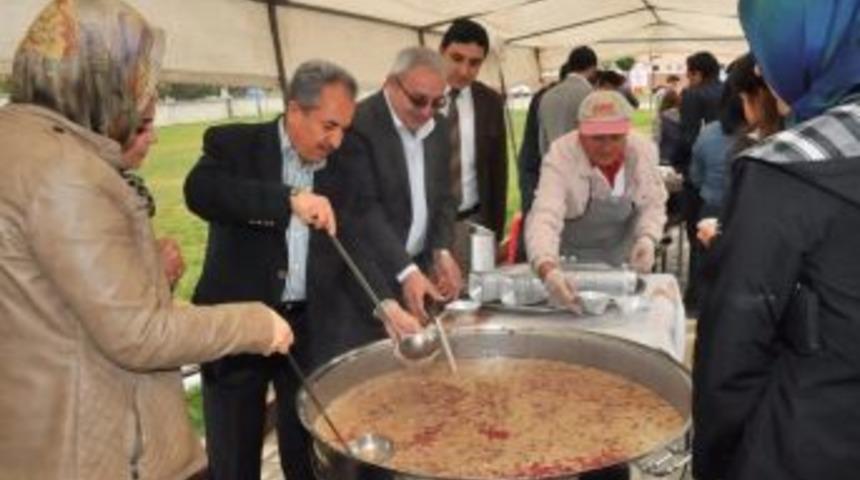 Akşehir &Uuml;niak&rsquo;tan &Uuml;niversite &Ouml;ğrencilerine Aşure