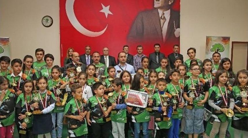 Başarılı Sporcuların Mutluluğu &Ouml;d&uuml;l Yağmuruyla Ta&ccedil;landı