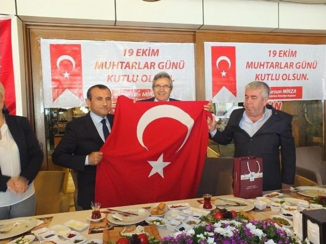 Muhtarlara T&uuml;rk Bayrağı Hediye Edildi