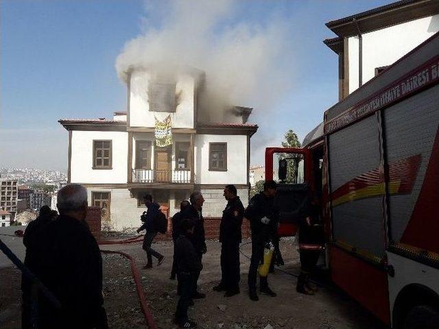 Tarihi Ankara Evinde Korkutan Yangın