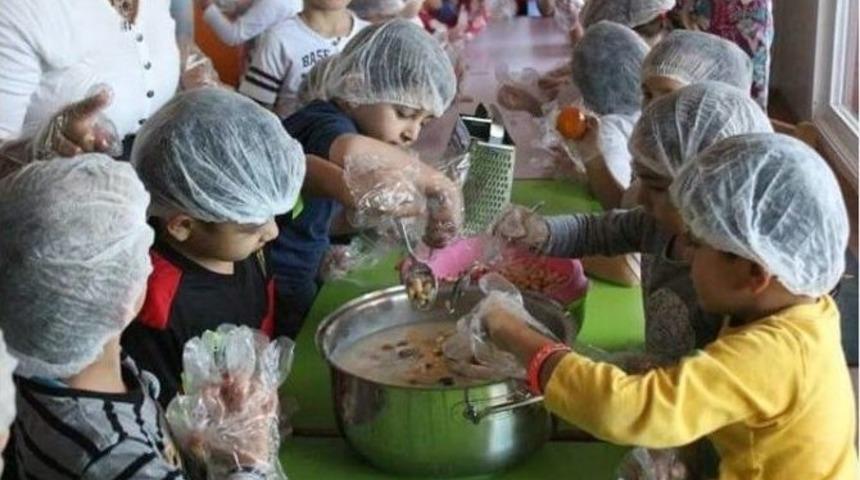 Foçalı Minikler Aşure Pişirdi