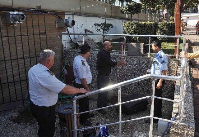 Gezmeye Giden Vatandaşın Taşımaya Üşendiği Valiz Polisi Alarma Geçirdi