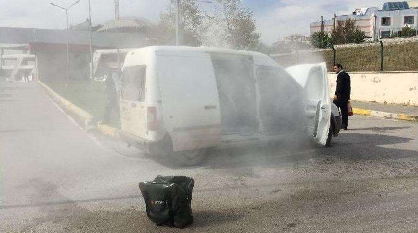 Para Nakil Aracı Adliye Kamp&uuml;s&uuml; İ&ccedil;inde Yandı