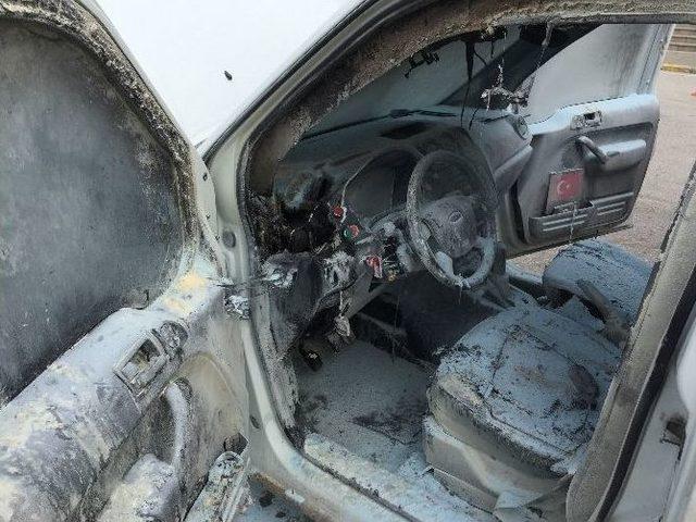 Para Nakil Aracı Adliye Kamp&uuml;s&uuml; İ&ccedil;inde Yandı 1