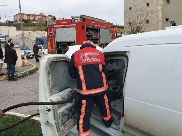 Para Nakil Aracı Adliye Kamp&uuml;s&uuml; İ&ccedil;inde Yandı 2