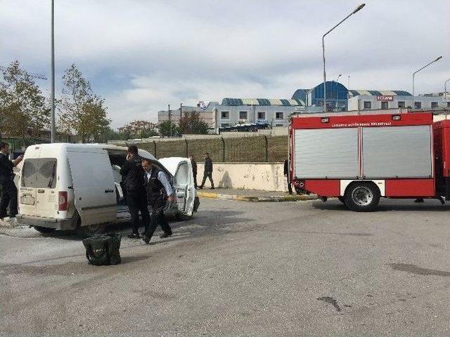 Para Nakil Aracı Adliye Kamp&uuml;s&uuml; İ&ccedil;inde Yandı 3