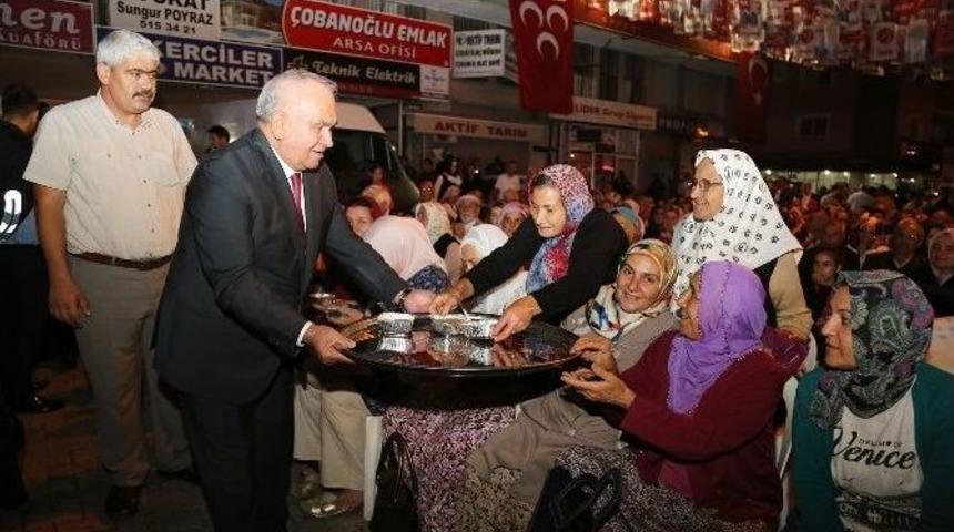 Erdemli&rsquo;de Nihat Hatipoğlu&rsquo;nun Da Katıldığı Programda Y&uuml;zlerce Kişiye Aşure Dağıtıldı