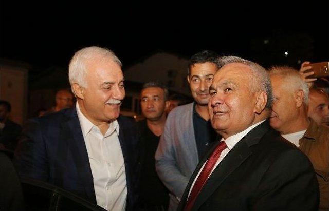 Erdemli’de Nihat Hatipoğlu’nun Da Katıldığı Programda Yüzlerce Kişiye Aşure Dağıtıldı