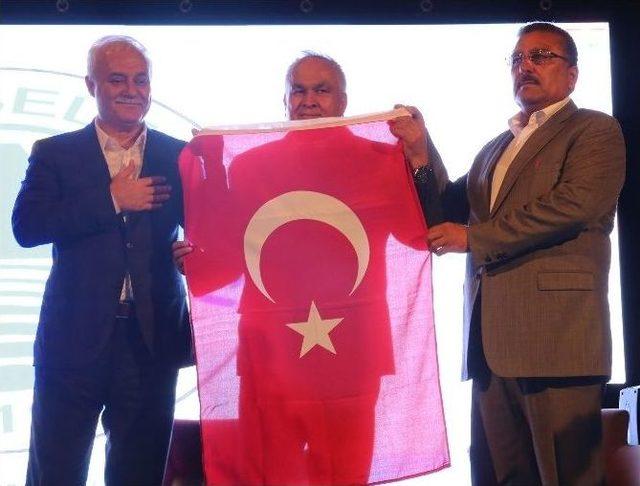 Erdemli’de Nihat Hatipoğlu’nun Da Katıldığı Programda Yüzlerce Kişiye Aşure Dağıtıldı