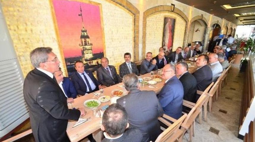 Pursaklar Belediye Başkan &Ccedil;etin, Muhtarlar G&uuml;n&uuml;&rsquo;n&uuml; Kutladı