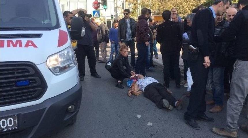 Ters Y&ouml;ne Giren Otomobil Yayalara &Ccedil;arptı: 2 Yaralı