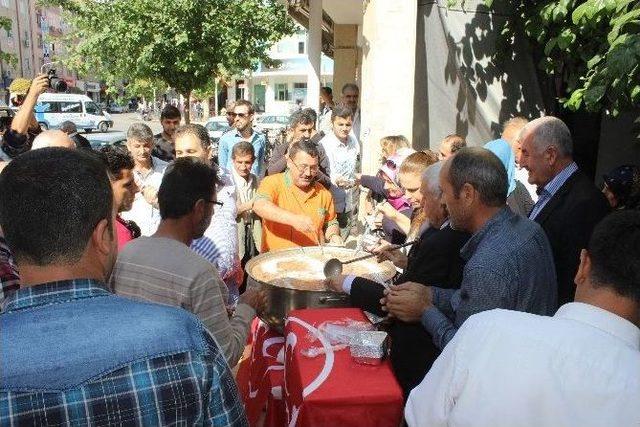 Mhp Kadın Kolları Tarafından Aşure Dağıtıldı