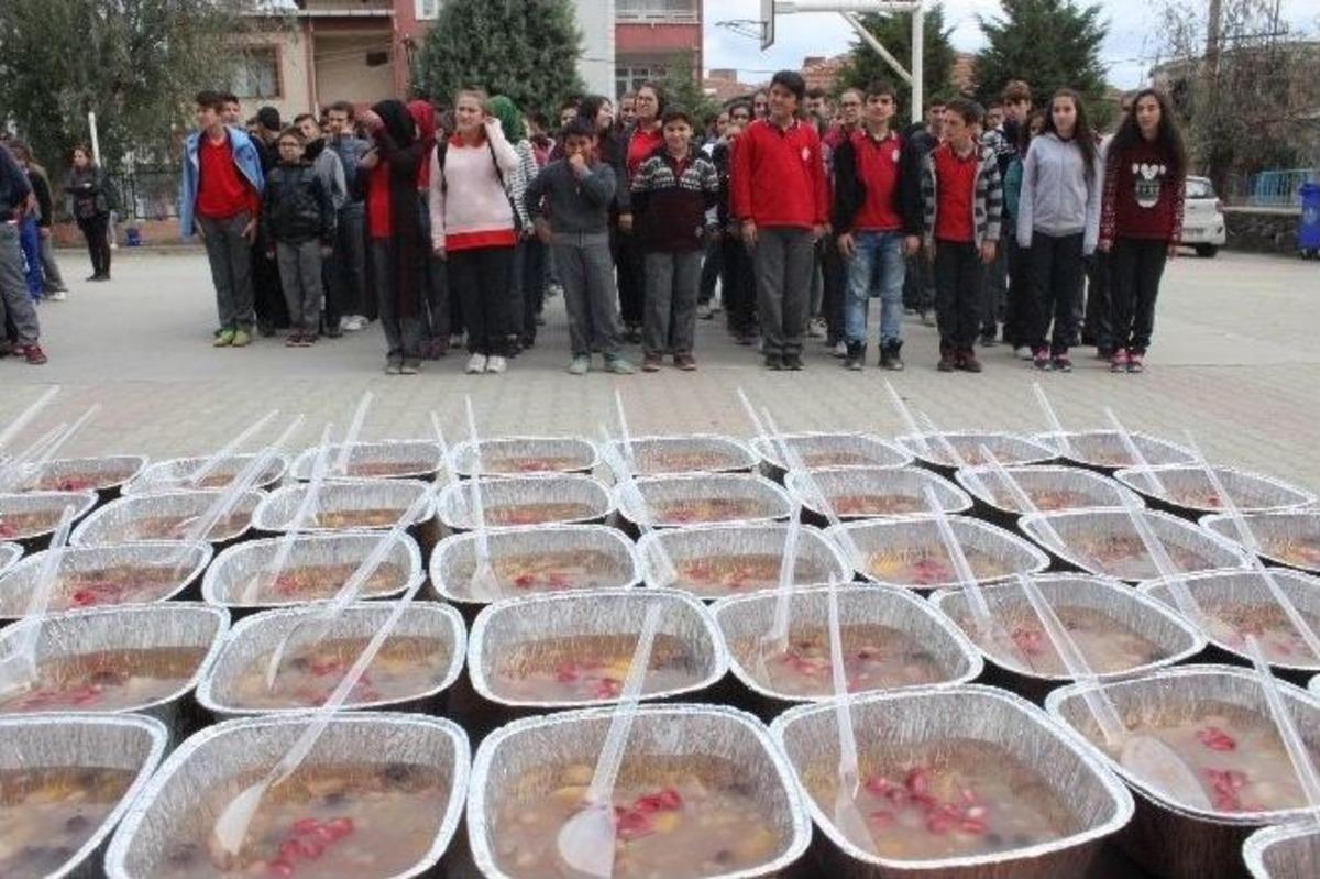 Ortaokul &Ouml;ğrencilerine Aşure İkramı