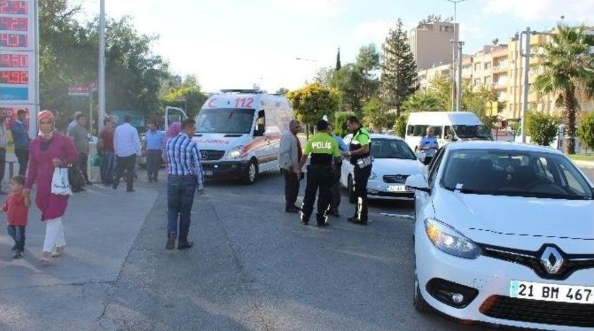 İki Otomobil &Ccedil;arpıştı: 2 Yaralı
