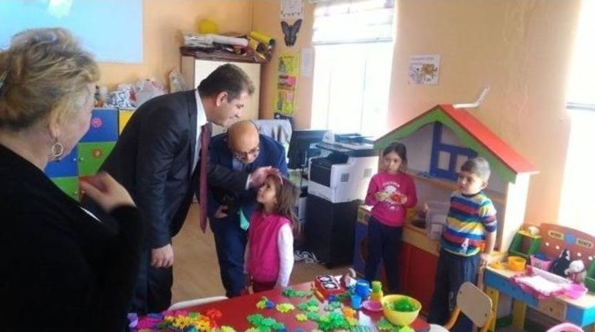 Fo&ccedil;a Kaymakamı Ulug&ouml;lge, Okul Ziyaretlerini S&uuml;rd&uuml;r&uuml;yor