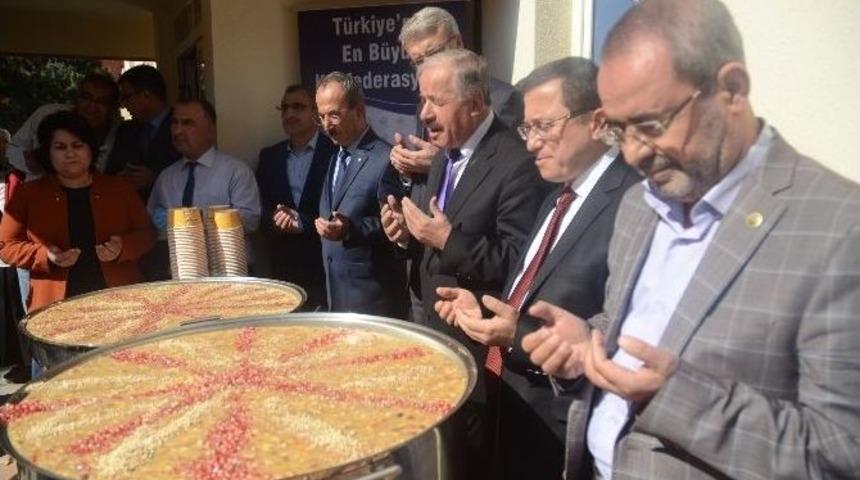 Eğitim-bir-sen Malatya &Uuml;niversite Şubesi Tarafından Aşure Dağıtıldı