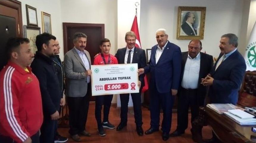 Milli G&uuml;reş&ccedil;iye Kayseri Şeker&rsquo;den 5 Bin Tl &Ouml;d&uuml;l