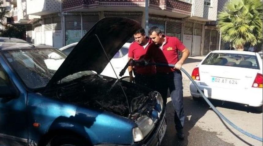 Otomobilin Motor Kısmındaki Yangın B&uuml;y&uuml;meden S&ouml;nd&uuml;r&uuml;ld&uuml;
