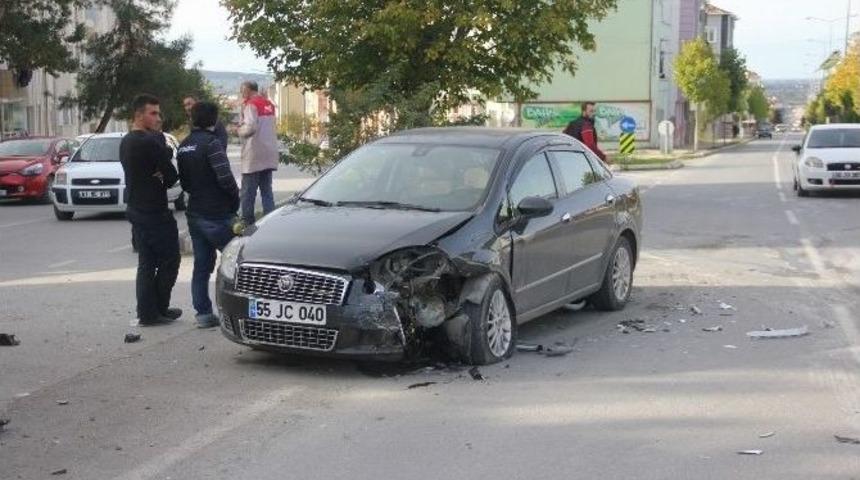İki Otomobil &Ccedil;arpıştı: 1 Yaralı