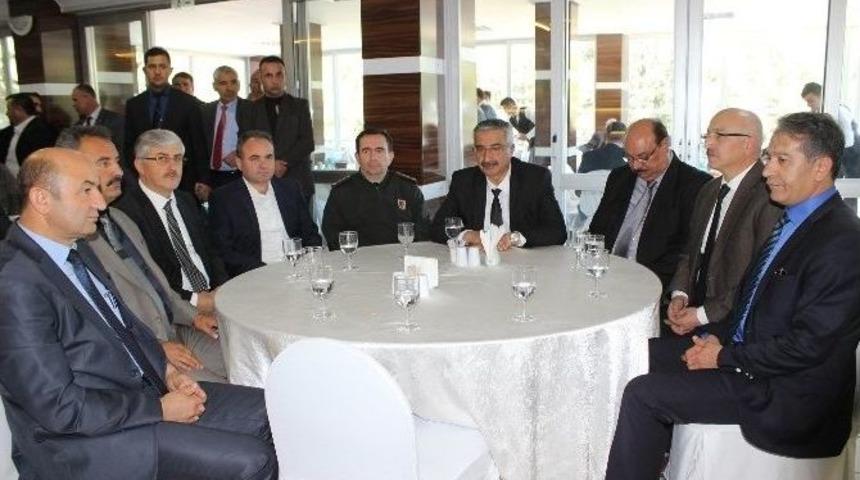 Vali Kılı&ccedil;&rsquo;tan Muhtarlara Yemek