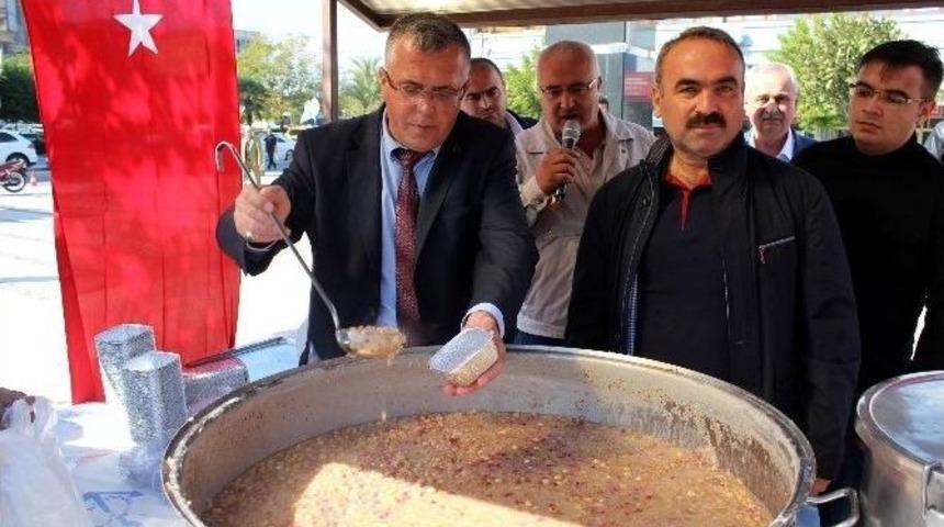 Salihli&rsquo;de &Uuml;lk&uuml;c&uuml; İş&ccedil;iler Aşure İkram Etti
