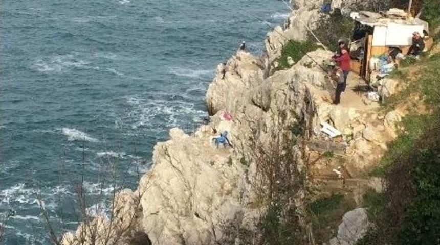 Amat&ouml;r Balık&ccedil;ıların Kayalıklarda Tehlikeli Balık Sevdası