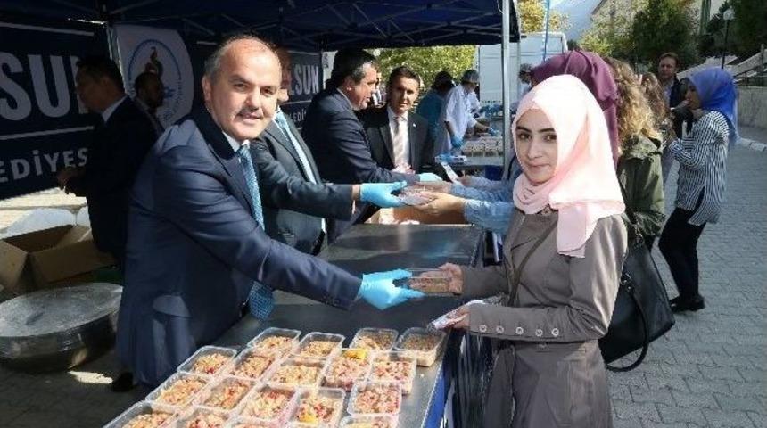 Pamukkale Belediyesi&rsquo;nden &Uuml;niversite &Ouml;ğrencilerine Aşure