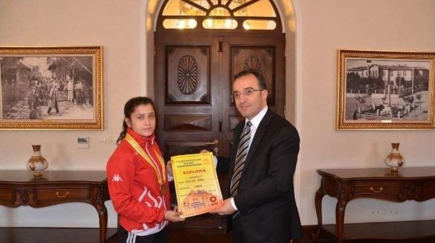 Balkan G&uuml;reş Şampiyonundan Vali &Ccedil;ataklı&rsquo;ya Ziyaret