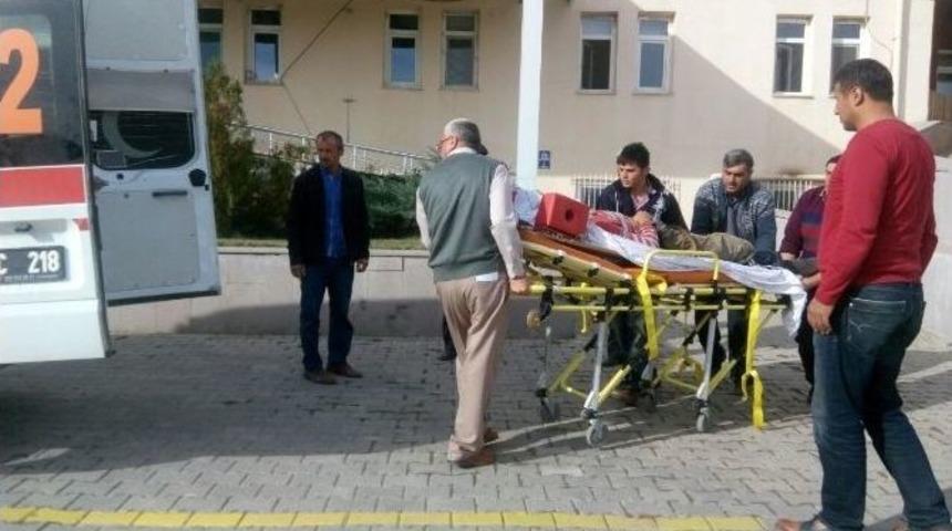 Trakt&ouml;r&uuml;n Altında Kalan Gen&ccedil; Yaralandı