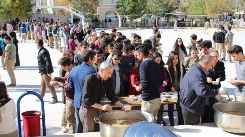 15 Temmuz Şehitler Anadolu Lisesinde Aşure Dağıtımı Yapıldı