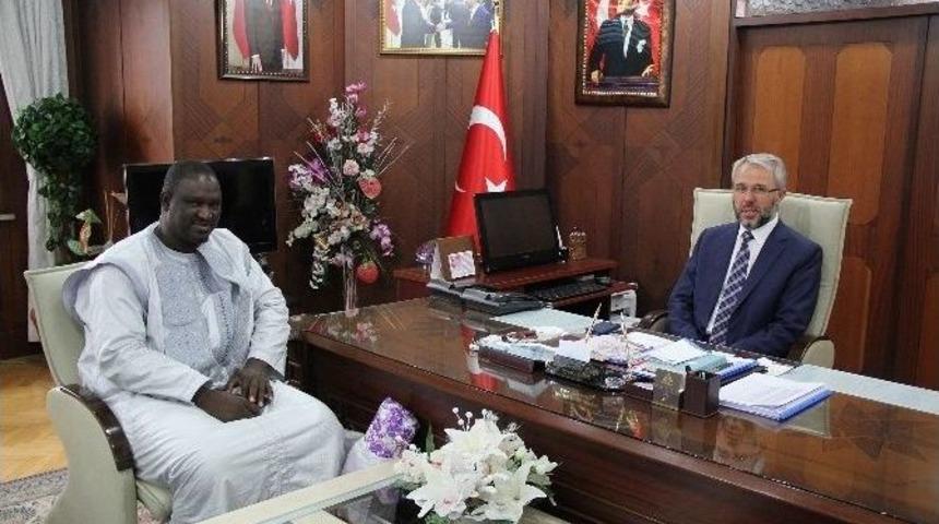 Gine Konakri Din Alimi Muhammed Tayyip İl M&uuml;ft&uuml;l&uuml;ğ&uuml;n&uuml; Ziyaret Etti