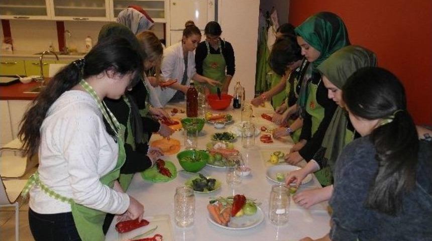 &Ouml;ğrenciler Turşu Yaptı