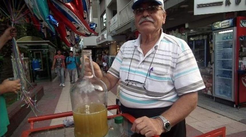 70&rsquo;lik Dede Koruk Suyu Satarak Torunlarına Har&ccedil;lık &Ccedil;ıkarıyor