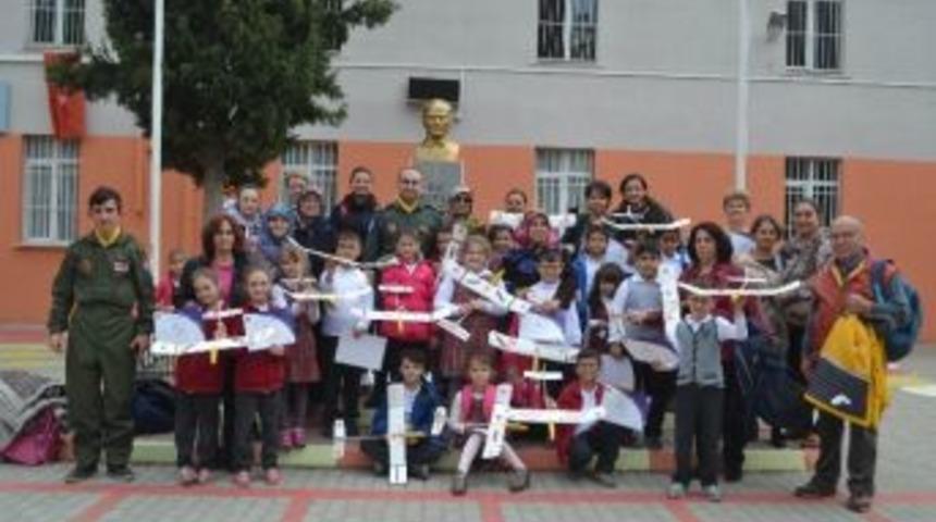 Ata Model U&ccedil;ak Kursu&rsquo;na Katılan &Ouml;ğrencilere Sertifika