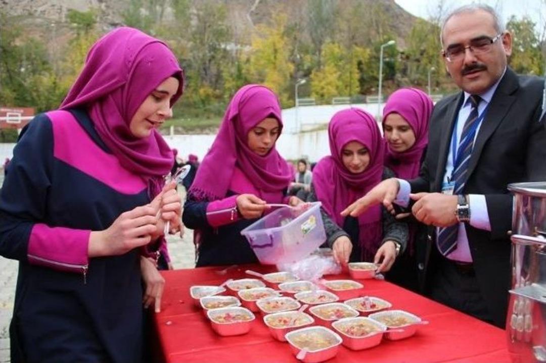 &Ouml;ğretmenler &Ouml;ğrencilerine Aşure Yaptılar