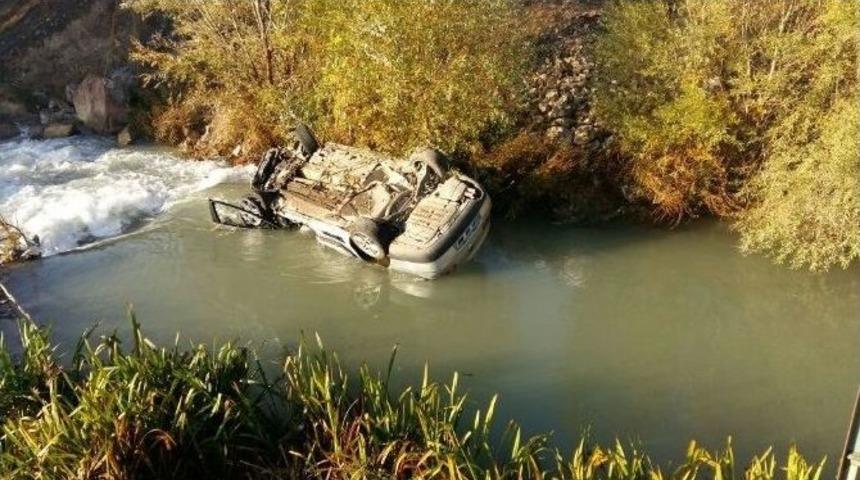 Otomobil Tohma &Ccedil;ayı&rsquo;na D&uuml;şt&uuml;: 1 &Ouml;l&uuml;