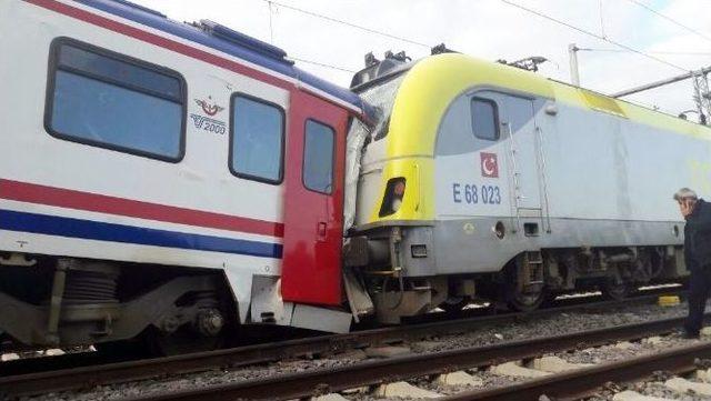 Yolcu Treni İle Yük Treni Kafa Kafaya Çarpıştı: 3 Yaralı