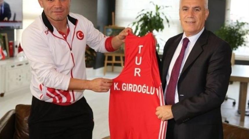Şampiyonluk Formasını Başkan Bozbey&rsquo;e Hediye Etti