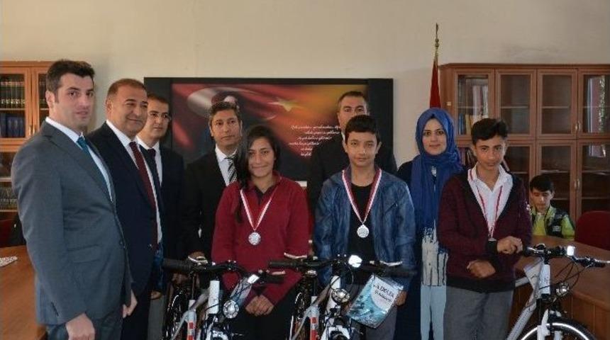 Dereceye Giren &Ouml;ğrencilere &Ouml;d&uuml;lleri Verildi