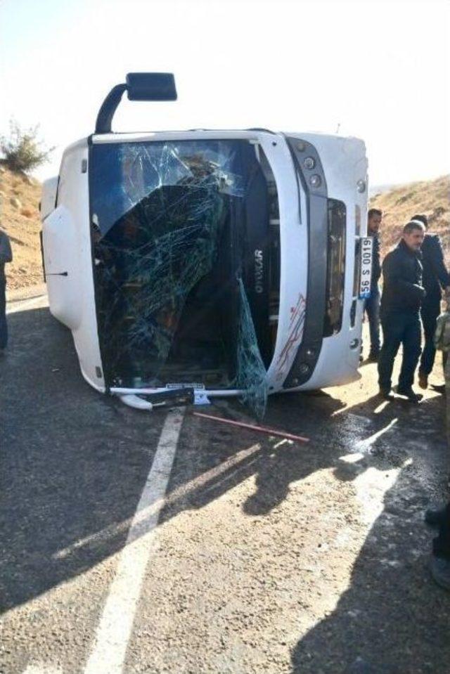 Maden İş&ccedil;ilerini Taşıyan Minib&uuml;s Devrildi: 7 Yaralı 1