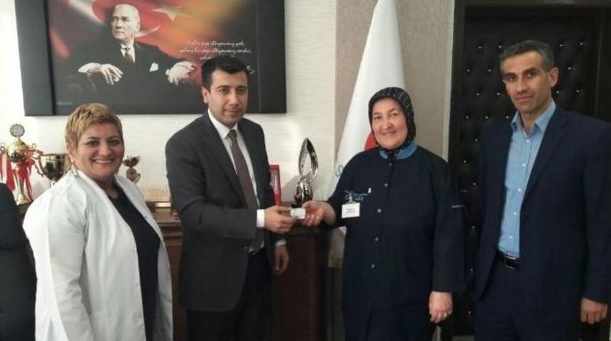 Altın Bulan Temizlik G&ouml;revlisi Altınla &Ouml;d&uuml;llendirildi